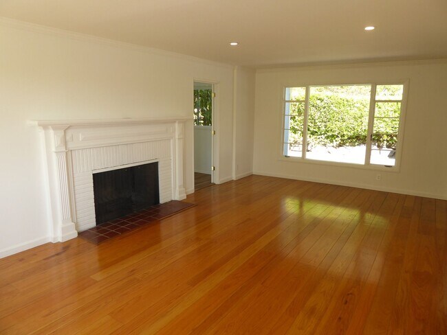 Building Photo - SPACIOUS AND SECLUDED THREE BED / TWO BATH HOME IN ROSS WITH POOL