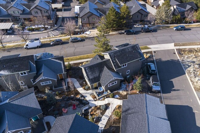 Building Photo - Furnished West Bend Home Available May-November