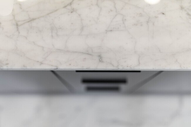 Building Photo - 617 E Chestnut St