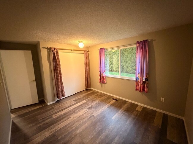 Building Photo - Private and quiet 3BD, 2 BA w/ 2 car garage near Fedrickson!