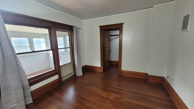 Building Photo - 612
