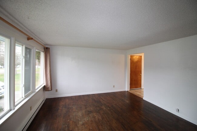 Building Photo - 2 Bed 1 Bath - Excellent Condition - Pet Friendly - Large Fenced Yard