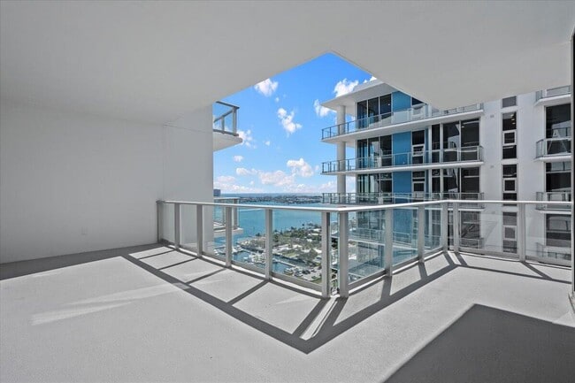 Building Photo - 220 Lake Shore Dr