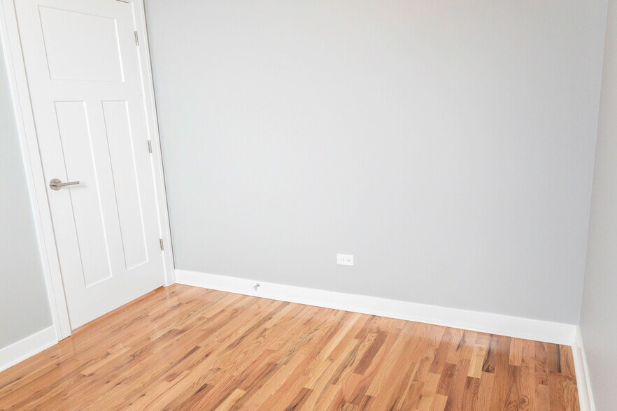 Building Photo - 1929 W Montrose Ave