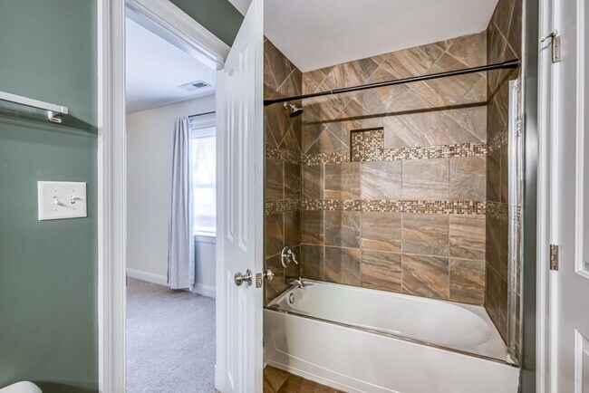 Building Photo - Beautiful Northside RVA Home-Move In Ready