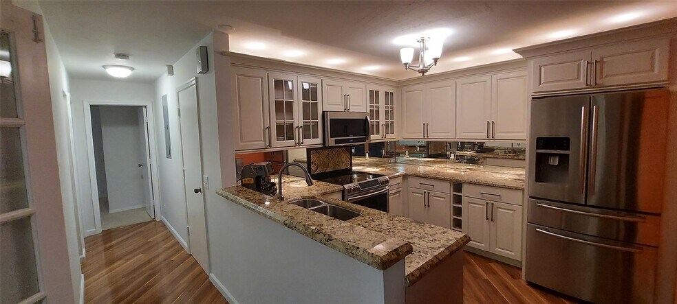 Building Photo - 4967 SW 32nd Ave