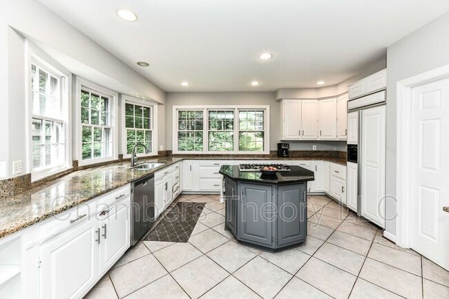 Building Photo - 2030 Spring Branch Dr