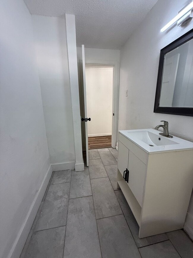 Building Photo - Freshly renovated 3 bedroom unit!