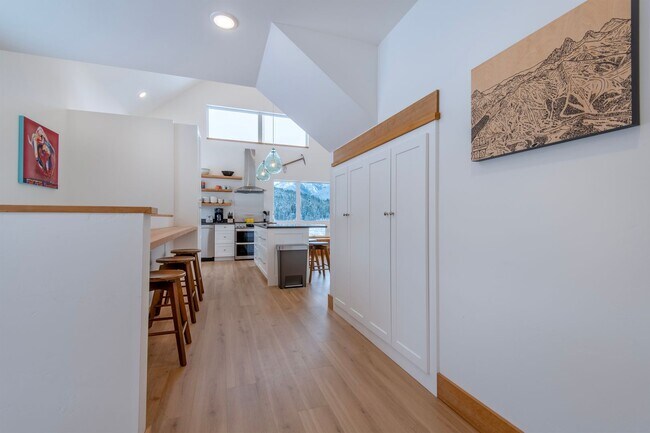 Building Photo - Seasonal Rental 11/1/25 - 5/30/26 Modern F...