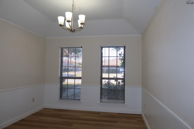 Building Photo - 4819 Royal Oak St