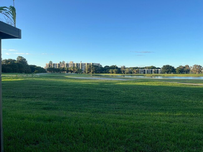 Building Photo - 16233 Laurel Dr