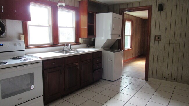 Building Photo - 183 Harwinton Ave