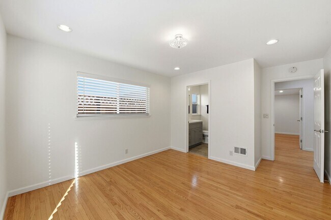Building Photo - Move-In Ready Blossom Hill Gem – New Bathrooms and many upgrades!