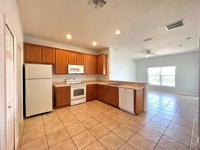 Building Photo - Kissimmee - 3 Bedroom, 2 Bathroom Single Family Home in a Gated Community.