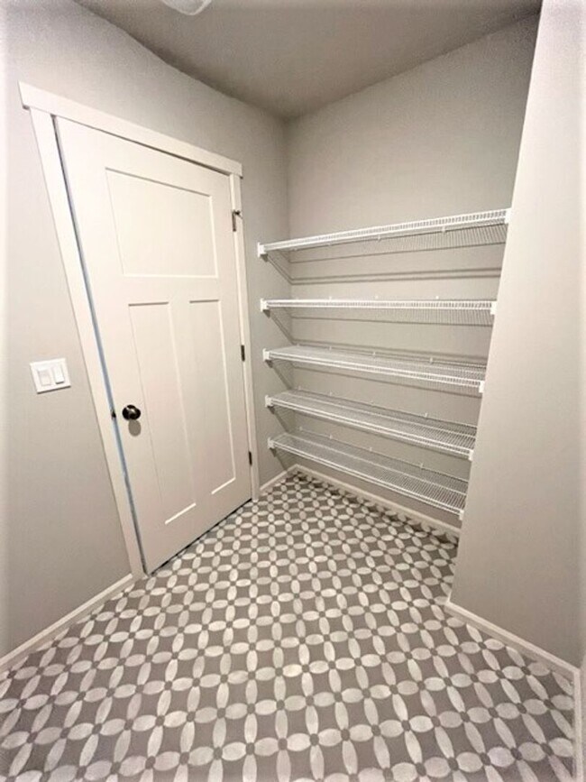 Building Photo - $500 OFF FIRST FULL MONTH! 3 Bedroom / 2.5...