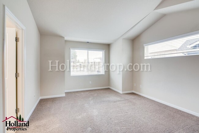 Building Photo - Stunning 3 Bedroom 2.5 bath Townhome in Hi...