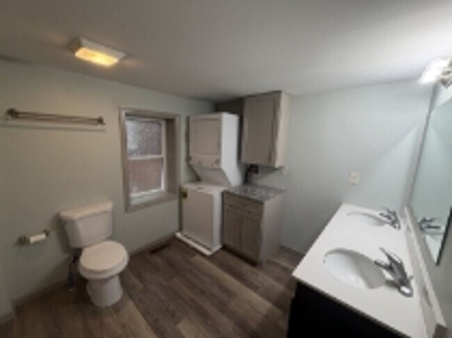 Building Photo - AVAILABLE FOR SHOWING !!! 4BR / 1.5BA.