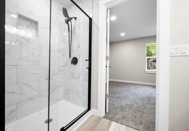 Building Photo - Beautiful remodeled home in Bolivar located near the square! 3 bedrooms, 2.5 baths and a detached...