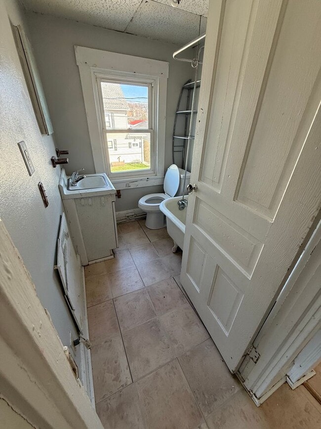 Building Photo - 1001- Up &amp; Down