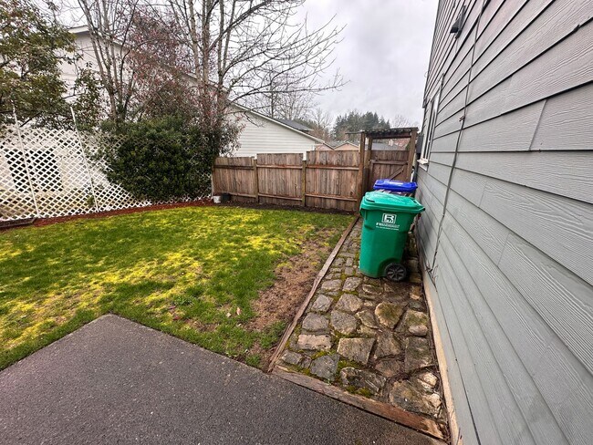 Building Photo - 912-916 NE Hacienda Ct