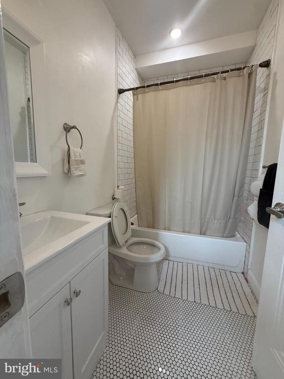 Building Photo - 2005 N Mascher St