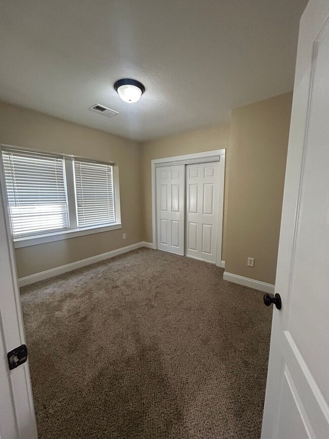 Building Photo - Upstairs 3 Bedroom Duplex Unit