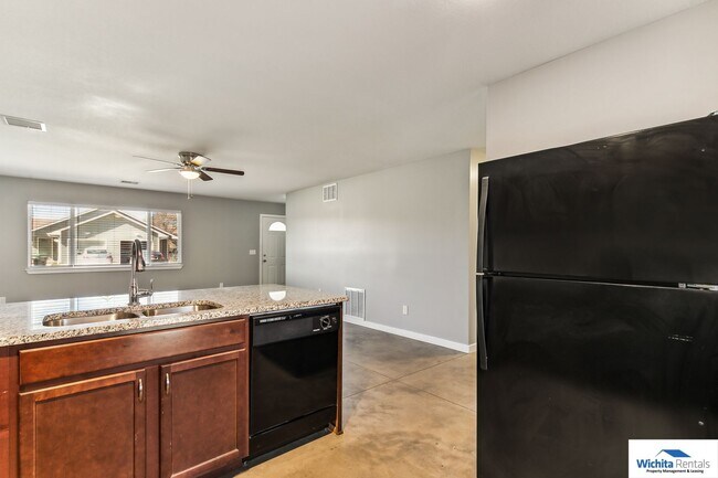 Building Photo - 3 bedroom 2 bath duplex