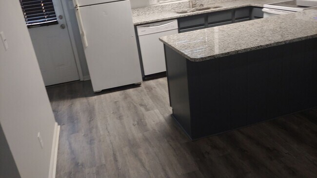 Building Photo - 2 Bedroom Condo by Bryant-Denney