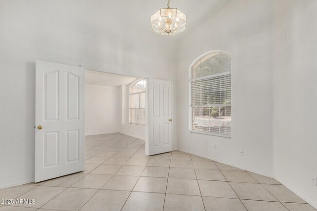 Building Photo - 1580 W Springfield Way