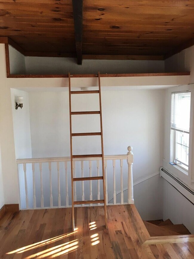 Building Photo - Large studio loft with laundry in unit