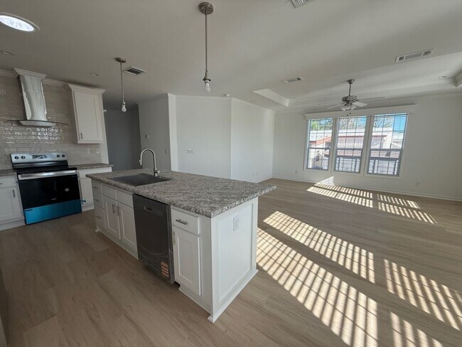 Building Photo - 4208 Queens Way