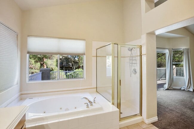 Building Photo - 4 Bedroom, Queens Ridge Guard Gated Commun...