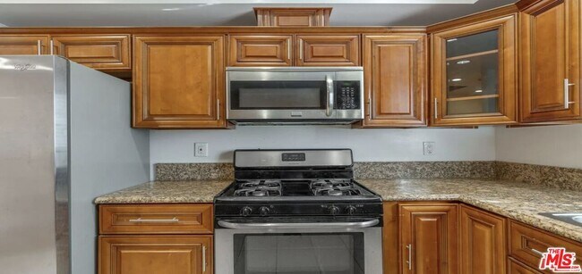 Building Photo - 2020 Hillcrest Dr