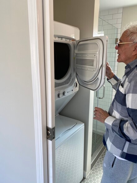 Building Photo - 8423 Barnsley Ave