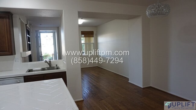 Building Photo - 2 Bed, 3 Bath Townhome Near Parks, Shoppin...