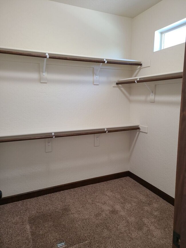 Building Photo - Beautiful Custom 3 bedroom 2 bath Home for...