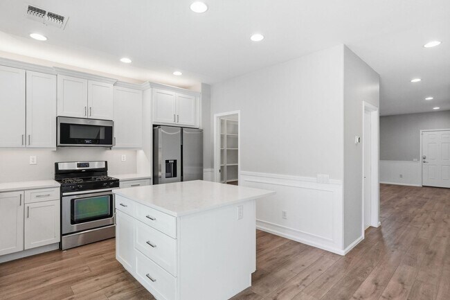 Building Photo - Spacious 4 Bedroom 2 Bath In Peoria with Pool and Sports Court
