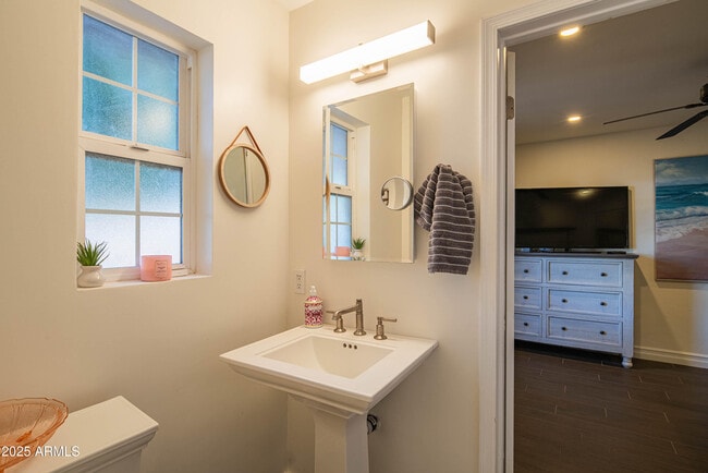 Building Photo - 1909 E Bethany Home Rd