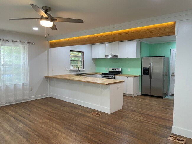 Building Photo - 2/1 Beach Bungalow in Biloxi