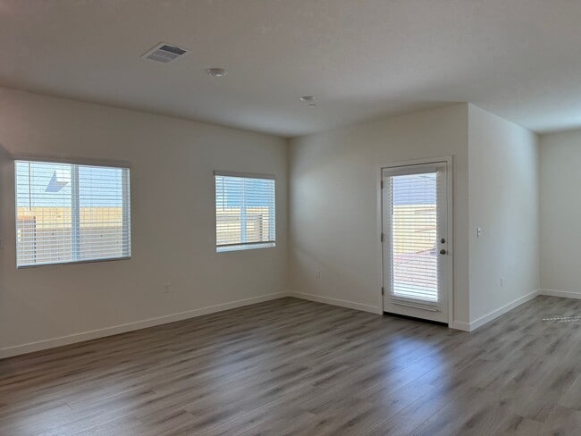 Building Photo - Beautiful 4 bed 2 bath located in West Ros...