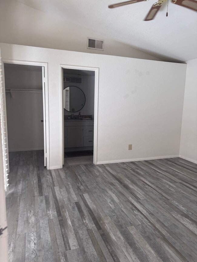 Building Photo - Woodhaven CC - Unfurnished 3br - Long Term