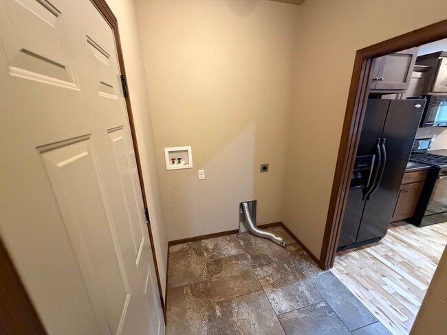 Building Photo - Large Ranch Style Twin Home For Rent