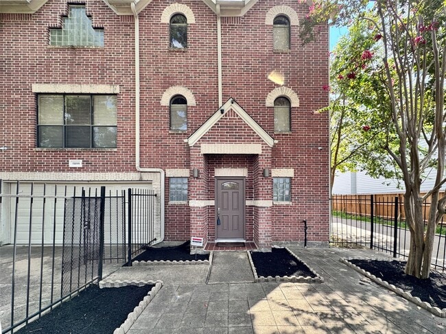 Building Photo - 5899 Fairdale Ln