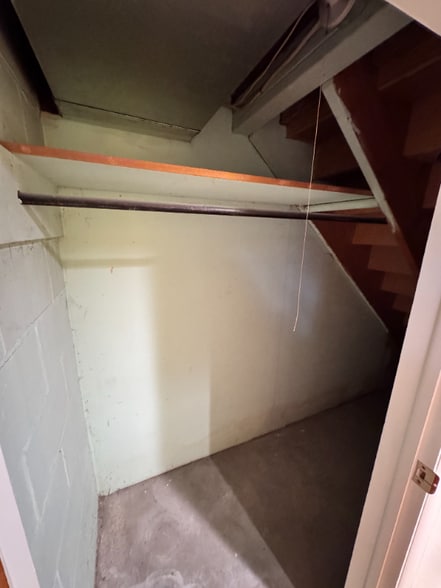 Building Photo - 607 Hollins Ave