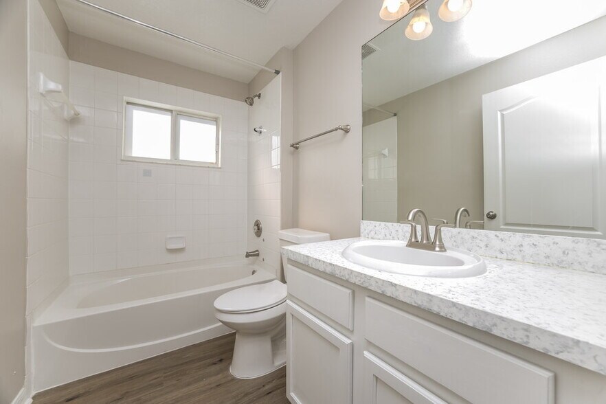 Building Photo - 12724 Lake Vista Dr