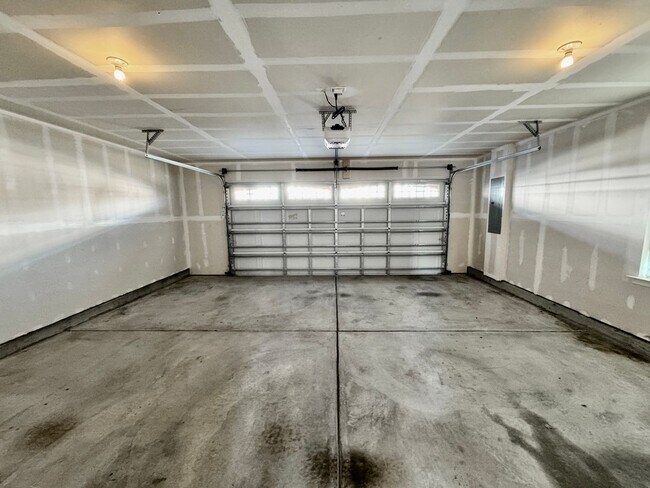 Building Photo - Available 07-08-26! Townhouse w/Garage - Pet Friendly - All Appliances Convey!