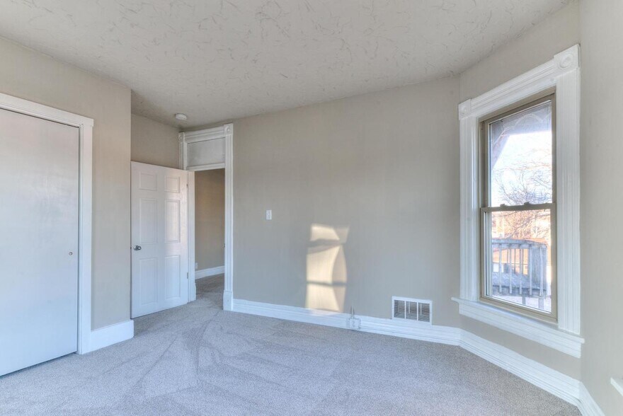 Building Photo - 434 West Park Ave