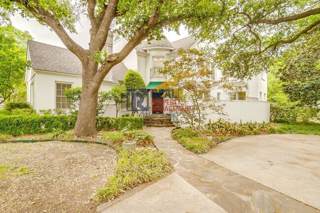 Building Photo - Charming Monticello Townhome – 4 Beds, Updated Kitchen & On-Site Parking