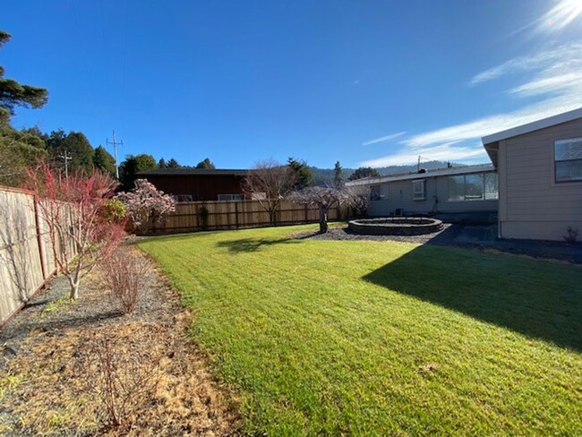 Building Photo - Clean and Bright Sunnybrae Home