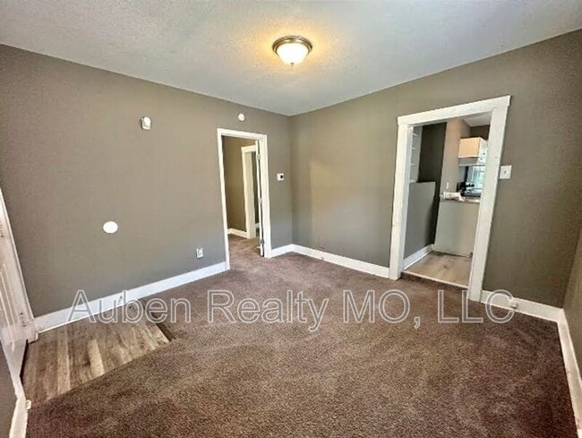 Building Photo - 2905 E 61st St